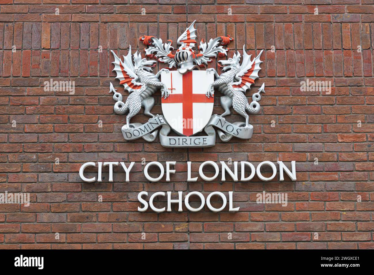 London, Großbritannien - 28. Juli 2023; Schildern Sie die rote Ziegelwand für die City of London School Stockfoto
