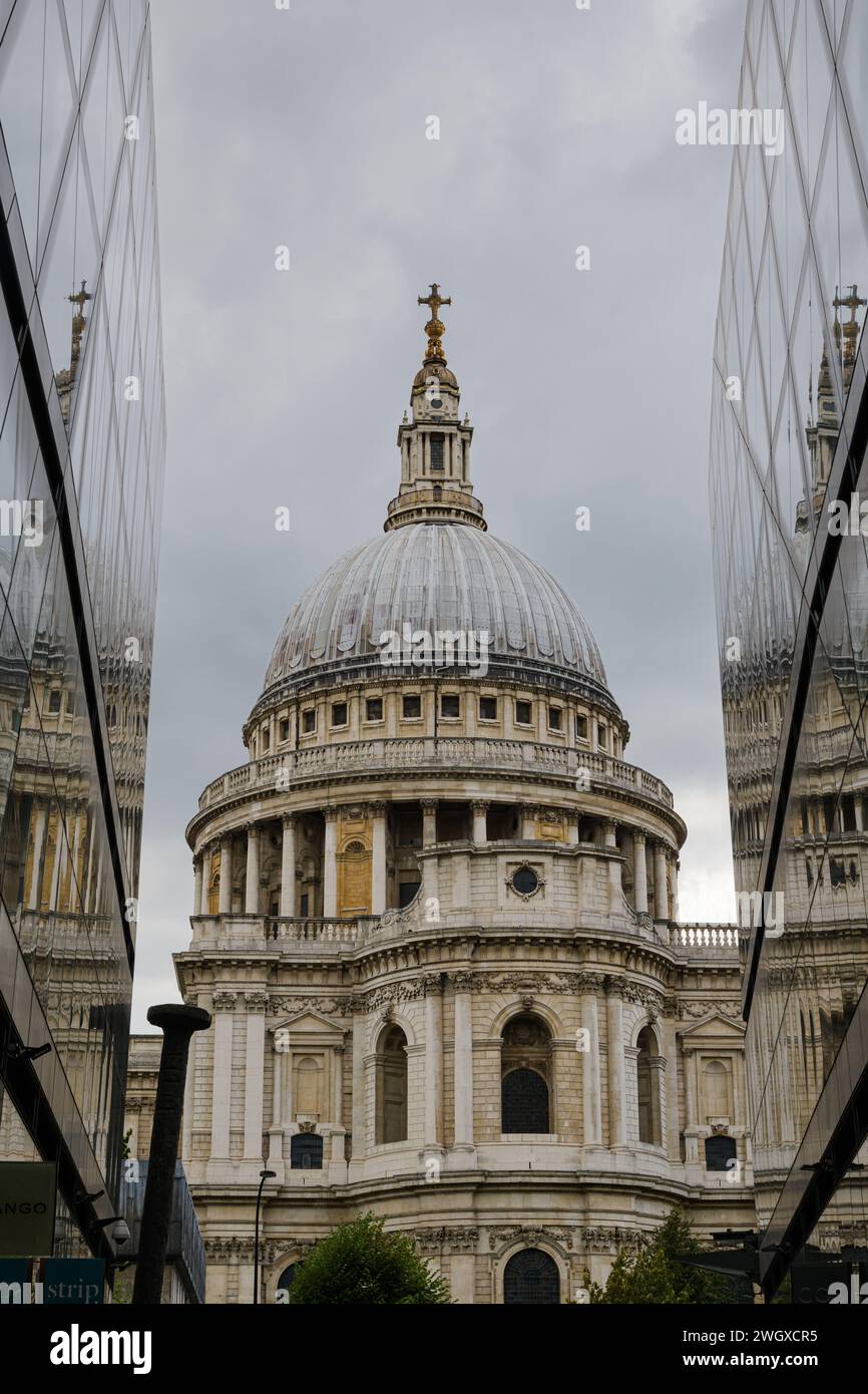 St Paul's Cathedral mit stimmungsvollem Himmel, der sich durch ein Glasgebäude spiegelt Stockfoto