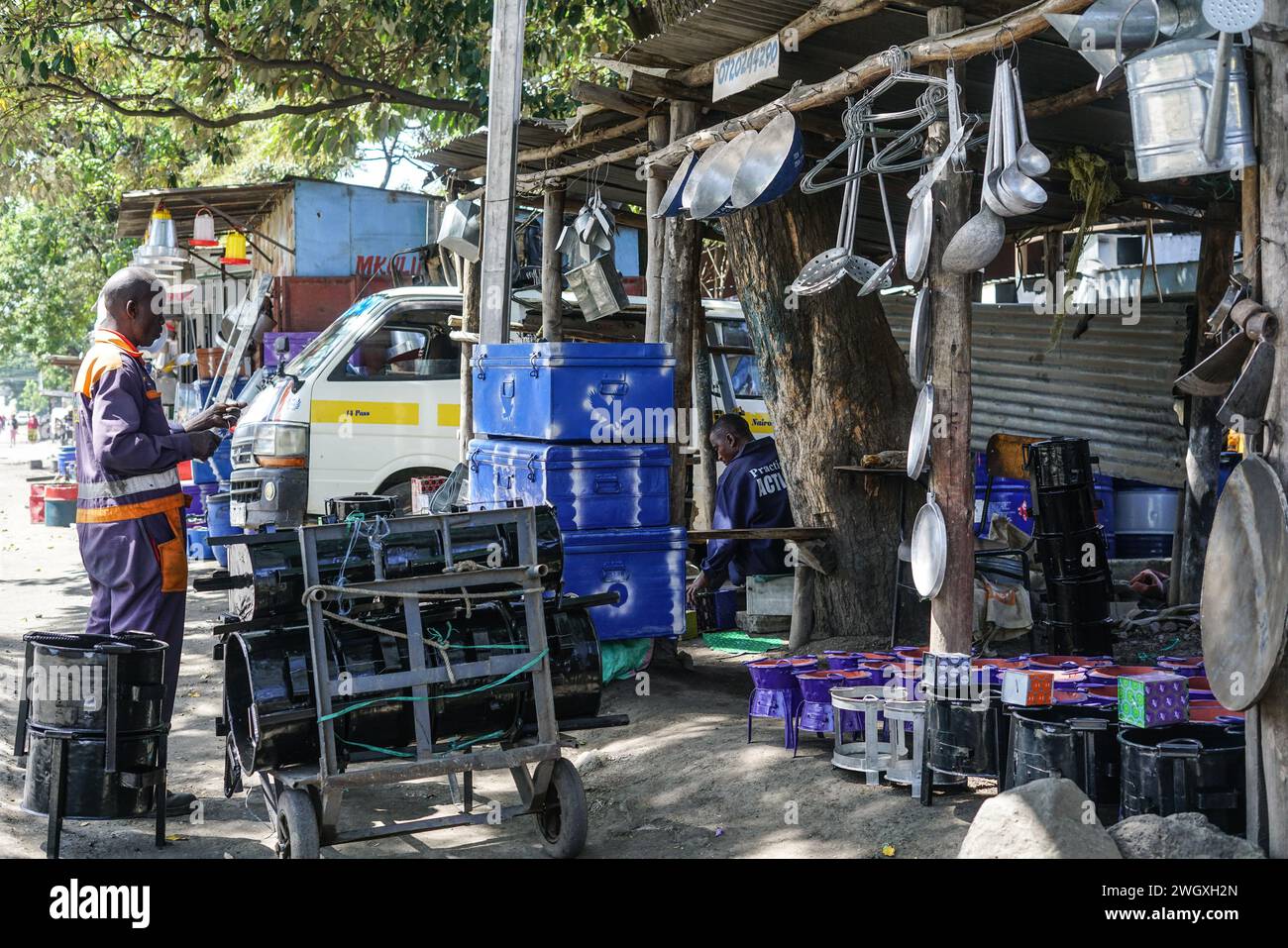 Ein Schmied arbeitet in seiner Werkstatt am Bama Market in Nakuru. Der informelle Sektor Kenia Jua Kali beschäftigt mehr als 15 Millionen Kenianer mit handwerklichen Fähigkeiten. Stockfoto