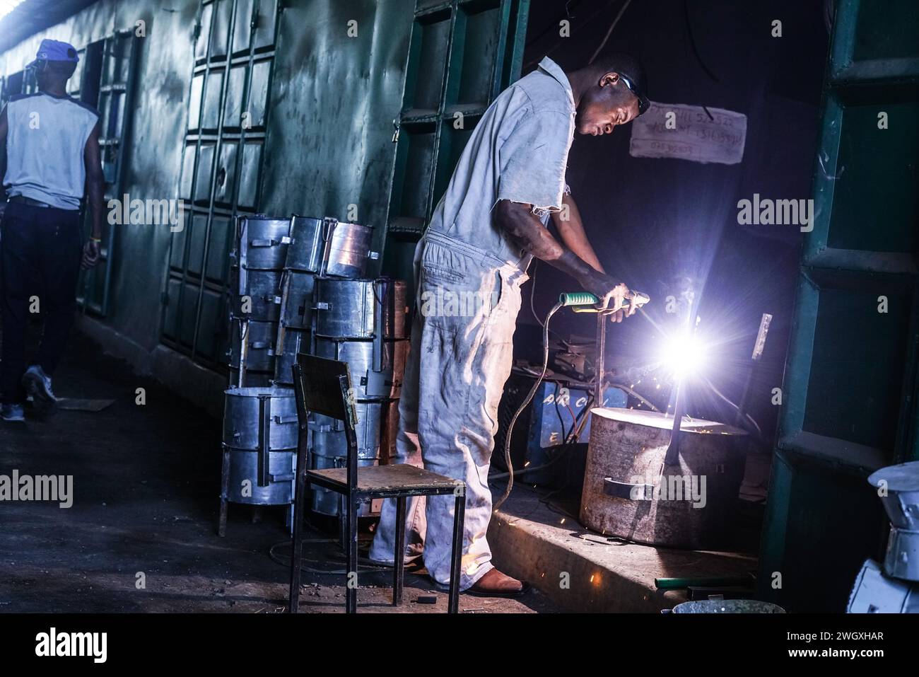 Ein Schweißer arbeitet in seiner Werkstatt auf dem Bama Artisan Market in Nakuru. Der informelle Sektor Kenia Jua Kali beschäftigt mehr als 15 Millionen Kenianer mit handwerklichen Fähigkeiten. Stockfoto