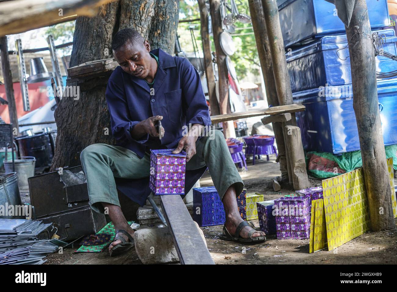 Ein Schmied arbeitet in seiner Werkstatt auf dem Bama Artisan Market in Nakuru. Der informelle Sektor Kenia Jua Kali beschäftigt mehr als 15 Millionen Kenianer mit handwerklichen Fähigkeiten. Stockfoto
