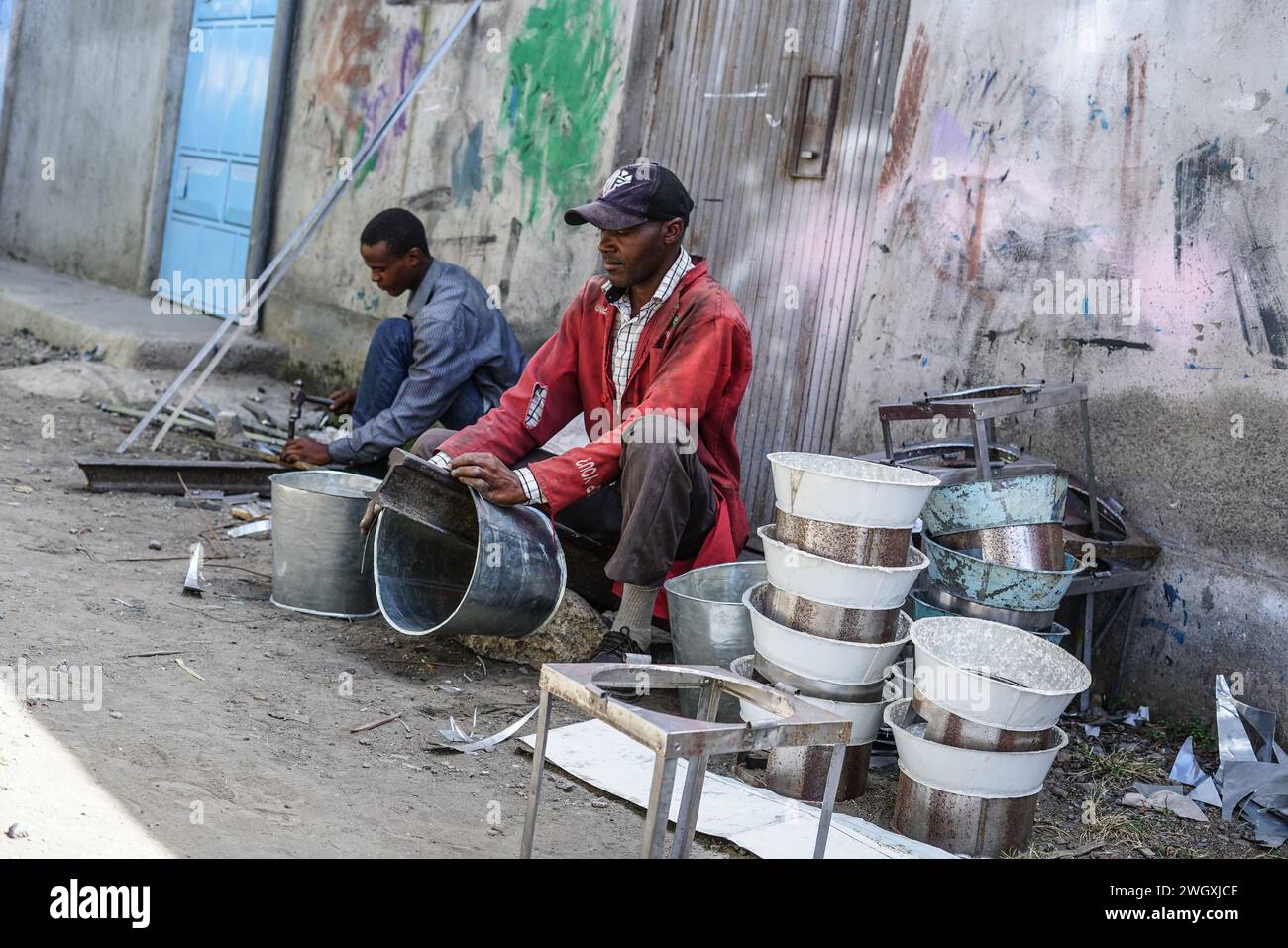 Nakuru, Kenia. Februar 2024. Schmiede arbeiten außerhalb ihrer Werkstatt auf dem Bama Artisan Market in Nakuru. Der informelle Sektor Kenia Jua Kali beschäftigt mehr als 15 Millionen Kenianer mit handwerklichen Fähigkeiten. (Foto: James Wakibia/SOPA Images/SIPA USA) Credit: SIPA USA/Alamy Live News Stockfoto