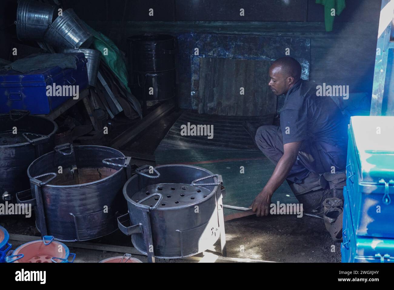 Nakuru, Kenia. Februar 2024. Ein Schmied arbeitet in seiner Werkstatt auf dem Bama Artisan Market in Nakuru. Der informelle Sektor Kenia Jua Kali beschäftigt mehr als 15 Millionen Kenianer mit handwerklichen Fähigkeiten. (Foto: James Wakibia/SOPA Images/SIPA USA) Credit: SIPA USA/Alamy Live News Stockfoto