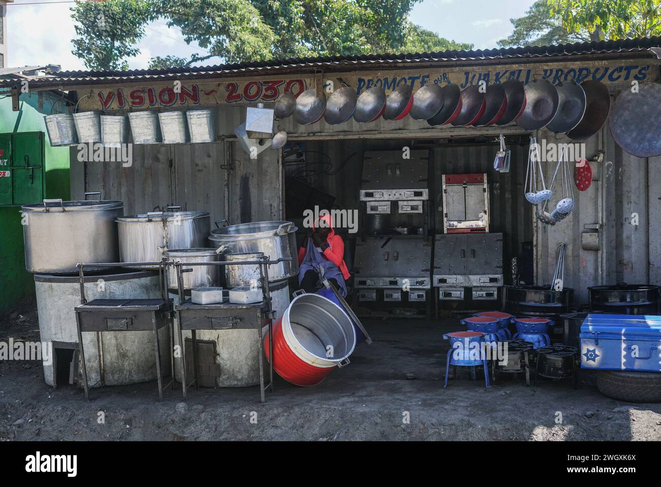 Nakuru, Kenia. Februar 2024. Eine Frau wird in ihrem Haushaltsgeschäft auf dem Bama Artisan Market in Nakuru gesehen. Der informelle Sektor Kenia Jua Kali beschäftigt mehr als 15 Millionen Kenianer mit handwerklichen Fähigkeiten. (Credit Image: © James Wakibia/SOPA Images via ZUMA Press Wire) NUR REDAKTIONELLE VERWENDUNG! Nicht für kommerzielle ZWECKE! Stockfoto
