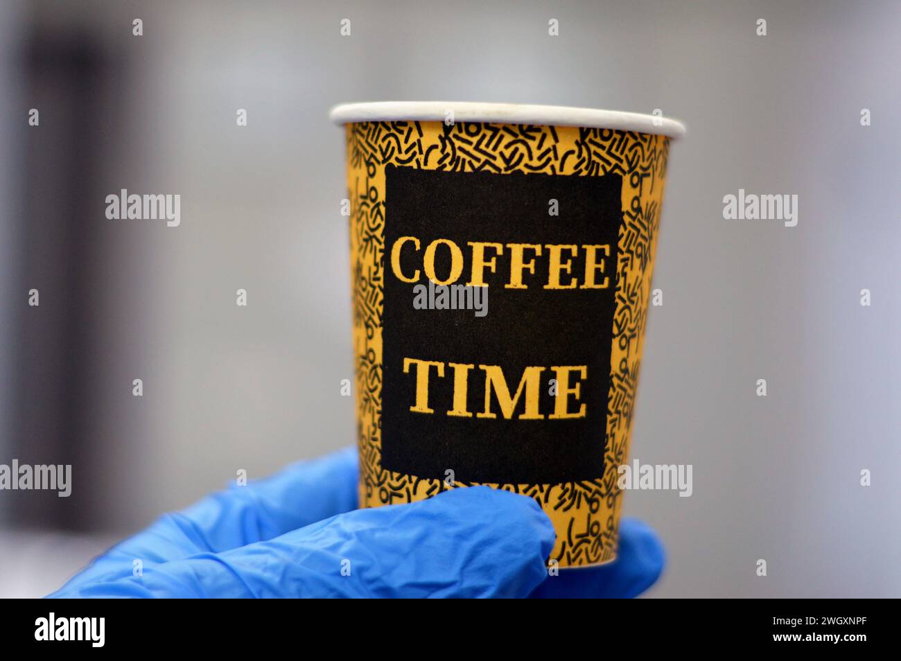 Eine getrunkene Tasse türkischen Kaffee in einer Einweg-Trinkschaumbecher mit Kaffeeresten, mit Text von Coffee Time, Schaumbecher sind ohne Hitze isoliert Stockfoto