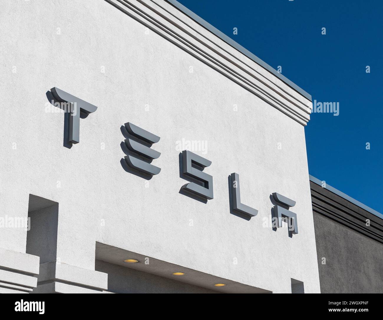 Das Tesla-Schild auf einem Händlerbetrieb am Perry Highway in Wexford, Pennsylvania, USA Stockfoto