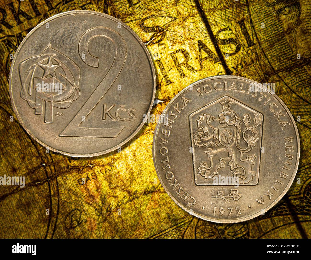 Zwei tschechoslowakische Kronen-Münzen auf einer Karte Stockfoto