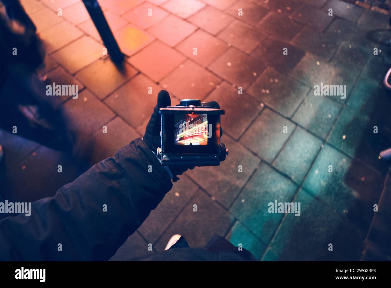 Blick durch den Sucher einer alten TLR-Kamera. Hochwertige Fotos Stockfoto