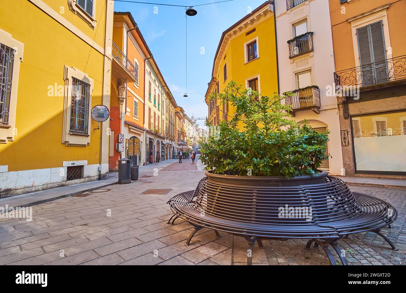 Historisches Gehäuse des Corso Campi mit Bank und Blumenbeet im Vordergrund, Cremona, Italien Stockfoto