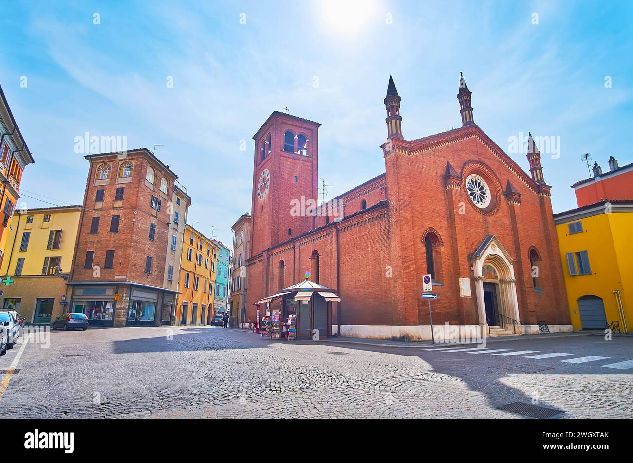 Die mittelalterliche Piazza del Borgo mit der Kirche Santa Brigida d'Irlanda und farbigen Stadthäusern, Piacenza, Italien Stockfoto