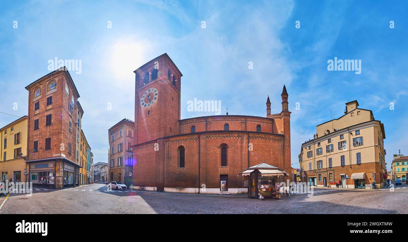 Panoramablick auf die Piazza del Borgo und die historische Kirche Santa Brigida d'Irlanda, Piacenza, Italien Stockfoto