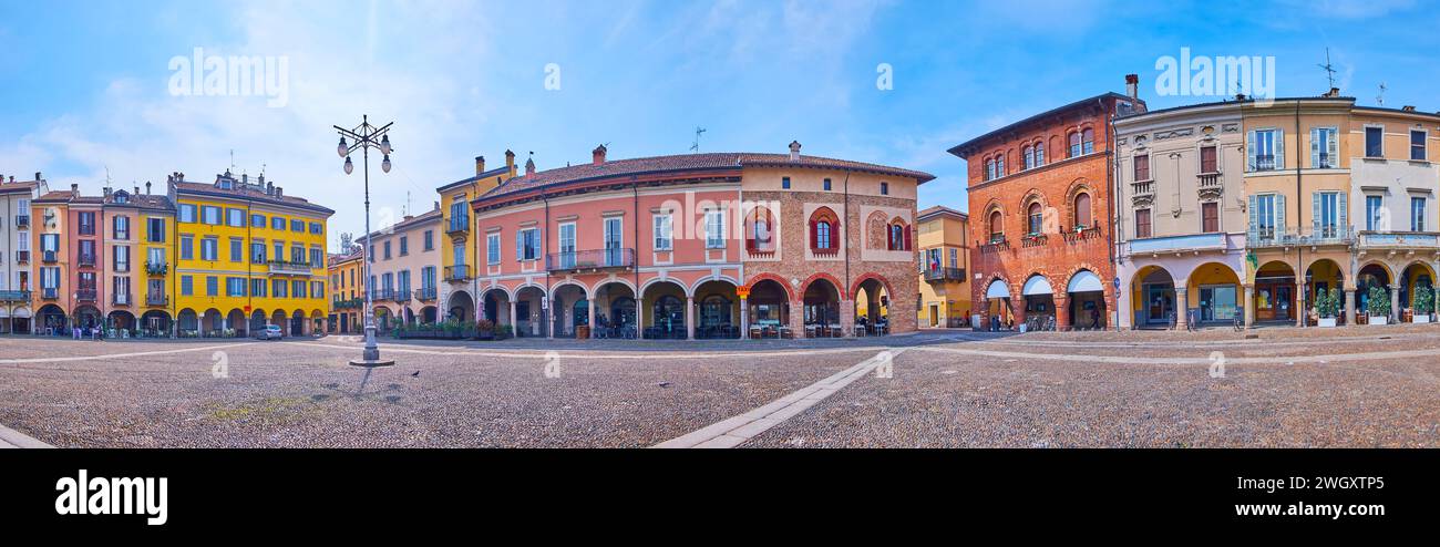Der Vittoria-Platz (Piazza della Vittoria) befindet sich im Zentrum der Altstadt und ist berühmt für historische Stadthäuser mit Restaurants in den Arkaden, Lodi, Lombardei Stockfoto