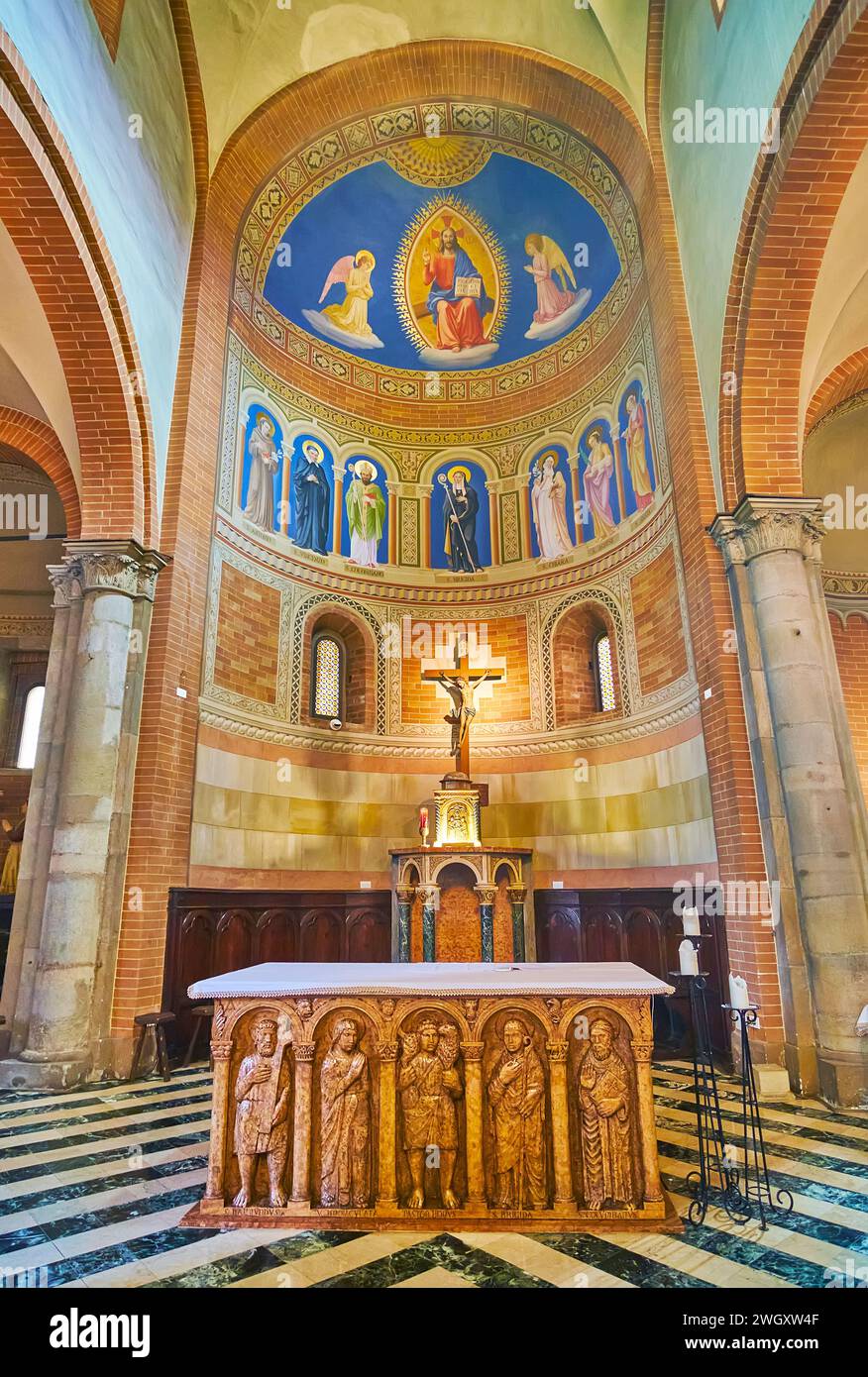 PIACENZA, ITALIEN - 6. APRIL 2022: Der Altar der Kirche Santa Brigida d’Irlanda mit Fresken, Holz- und Steinschnitzereien, Piacenza, Italien Stockfoto