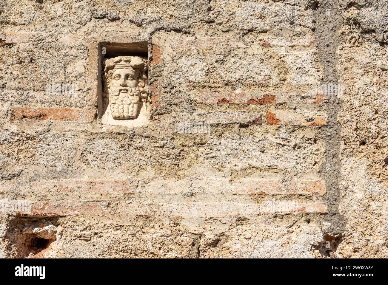 Statue an der Wand der menschlichen Darstellung im archäologischen Park von pompeji-Neapel-italien. Stockfoto