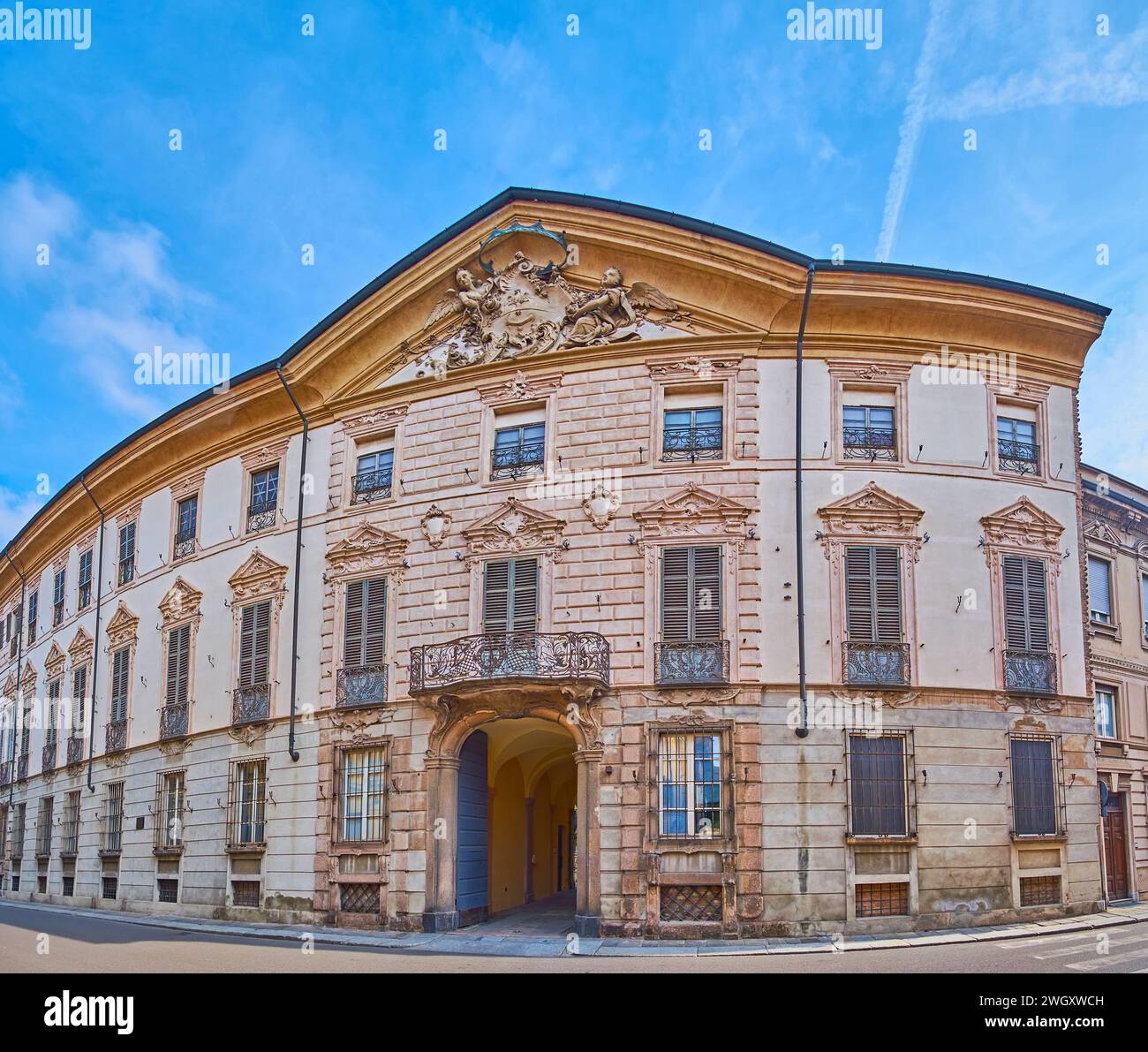 Die skulpturierten Details und spitzenartigen Grills schmücken die Fassade des historischen Palazzo Costa in Piacenza, Italien Stockfoto
