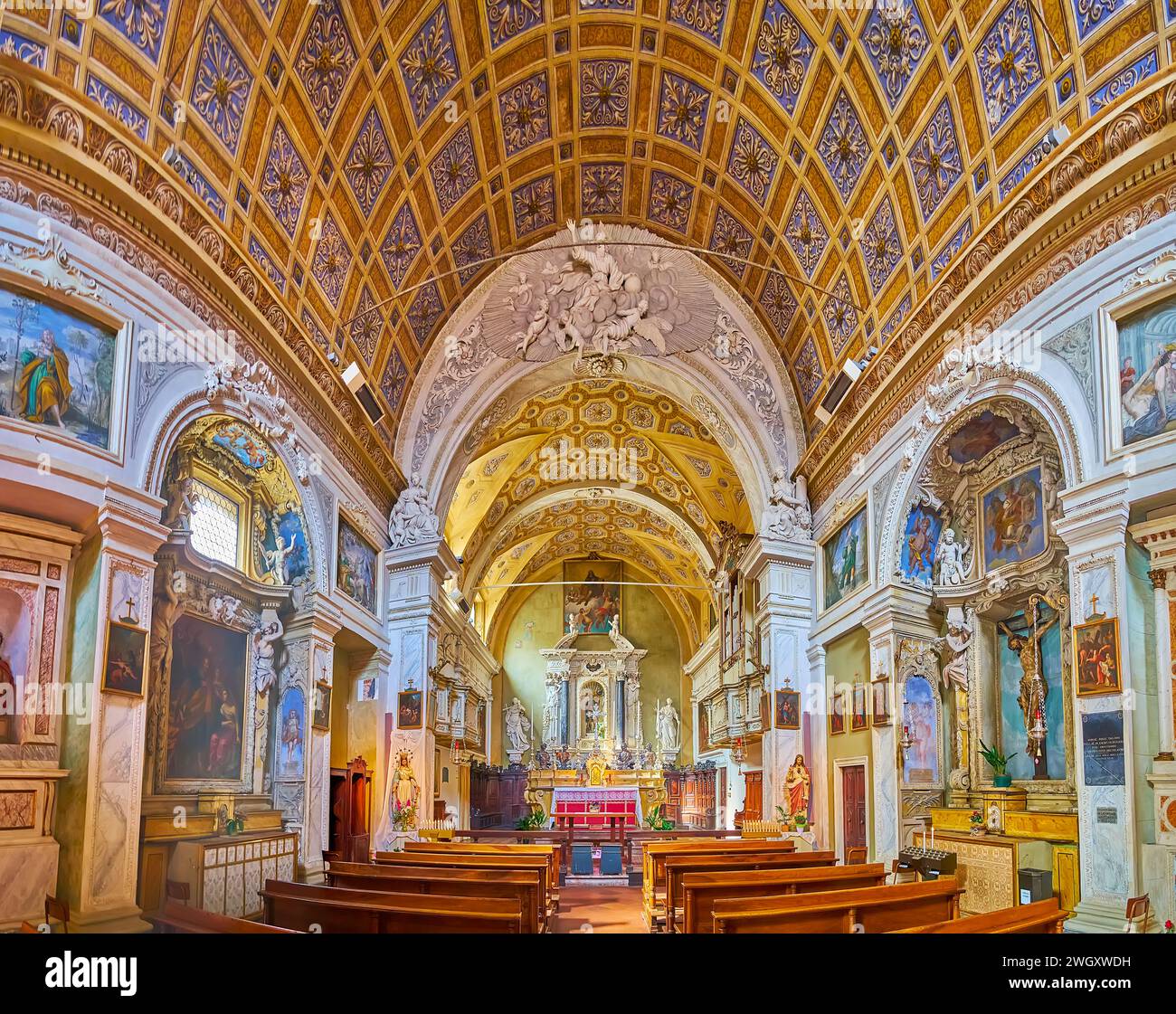 PIACENZA, ITALIEN - 6. APRIL 2022: Die mit Fresken geschmückte Kirche San Rocco mit Wandskulpturen, Stuckgirlanden, Ikonen und Schnitzereien, Piacenza, Italien Stockfoto