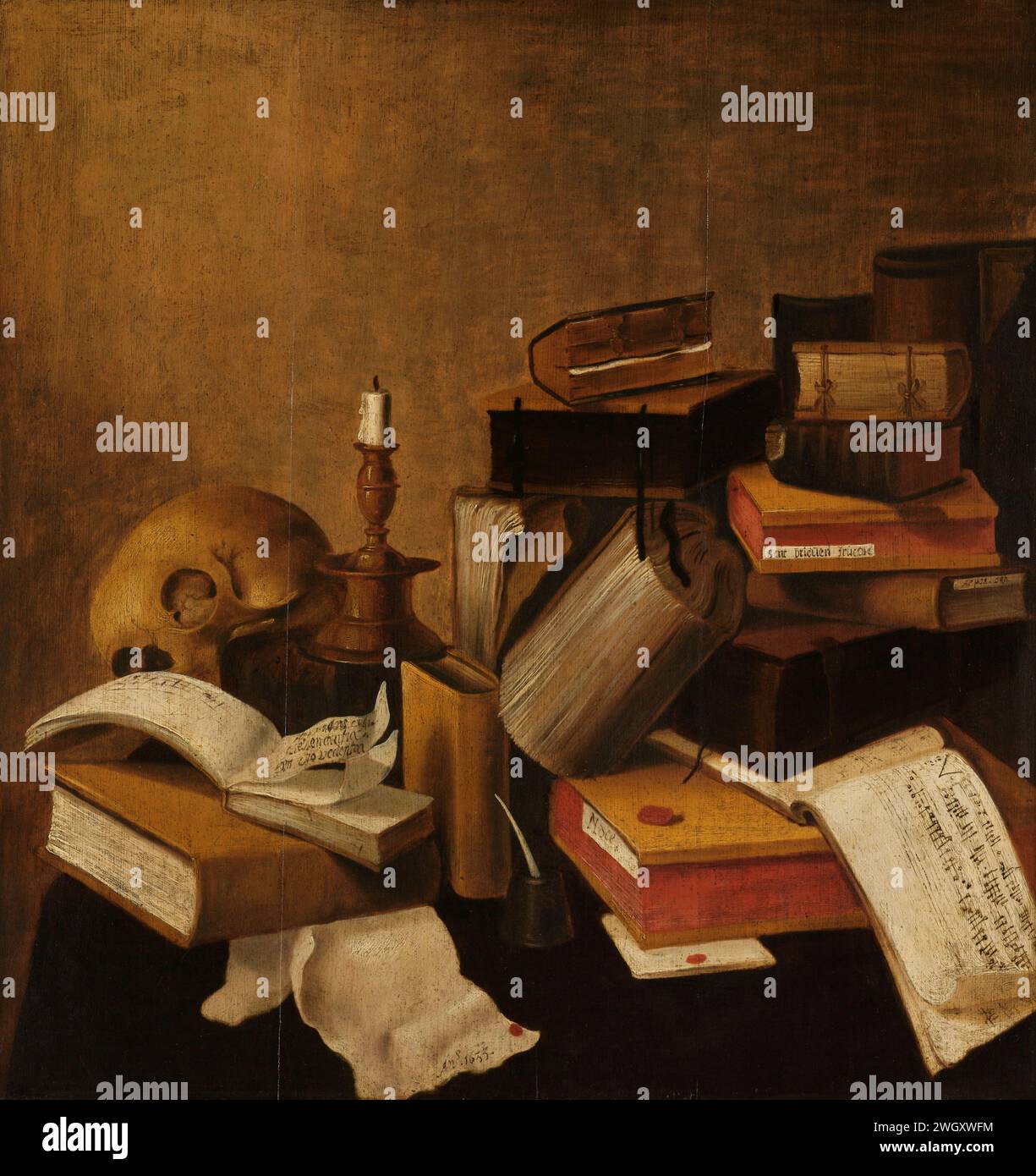 Vanitas Stillleben mit Büchern, Anonym, 1633 Gemälde Vanitas Stillleben mit Büchern. Bücherstapel mit Schädel, Kerze, Dokumente mit Briefmarken, ein Tintengefäß mit Stift und ein Liederbuch auf einem Tisch. Stillleben von verwandten Gegenständen in Holland. Buch. Notation von Musik. Kerze. Schädel als Symbol für „Vanitas“ Stockfoto