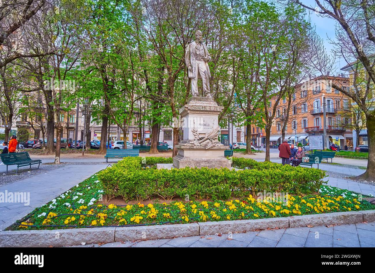 CREMONA, ITALIEN - 6. APRIL 2022: Das Steindenkmal für Amilcare Ponchielli inmitten der Blumenbeete in einem öffentlichen Garten von Papa Giovanni Paolo II., Lombardei Stockfoto