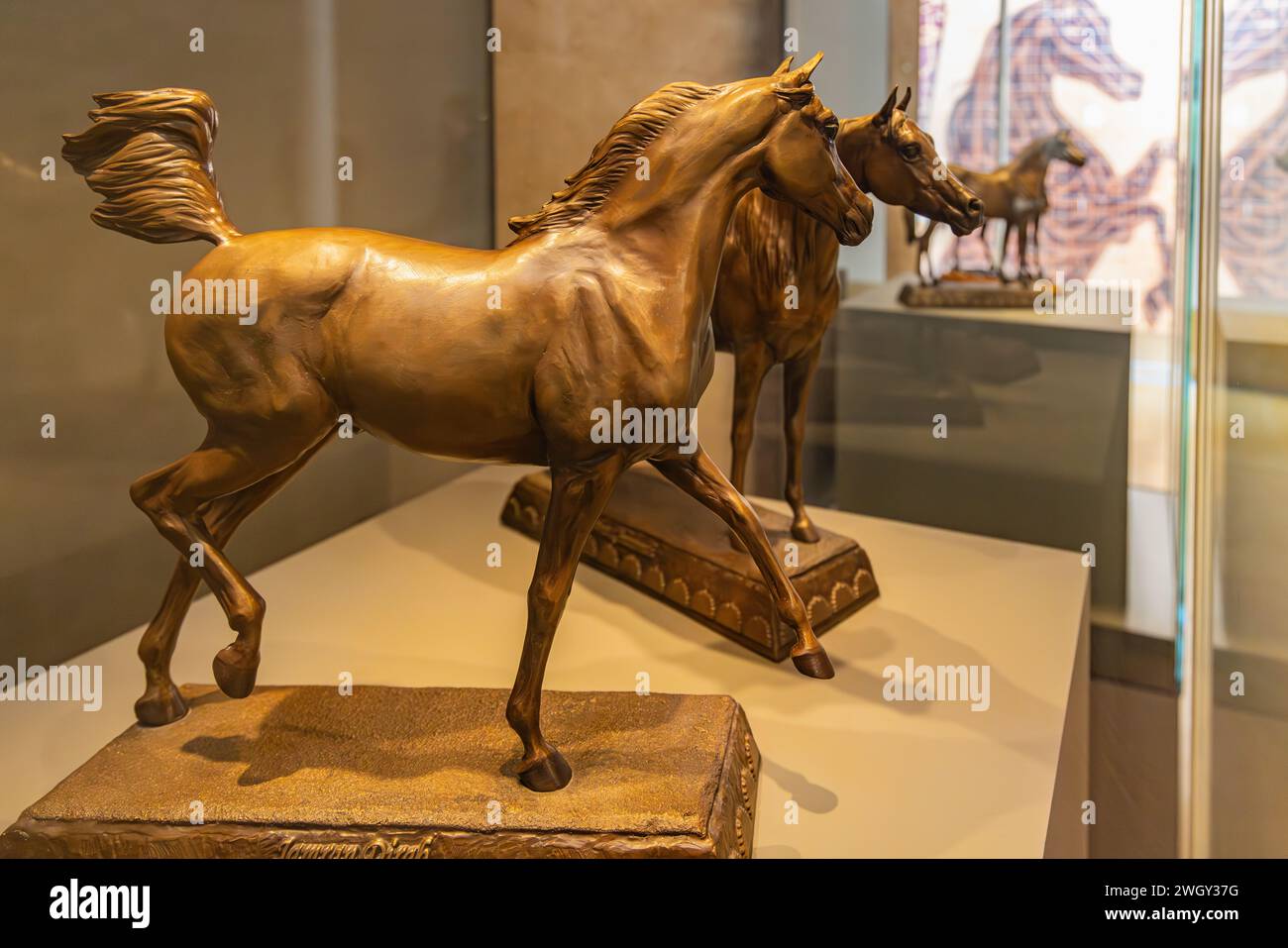 Naher Osten, Saudi-Arabien, Riad, Diriyah. November 2023. Modell eines Pferdes im AT-Turaif-Museum. Stockfoto