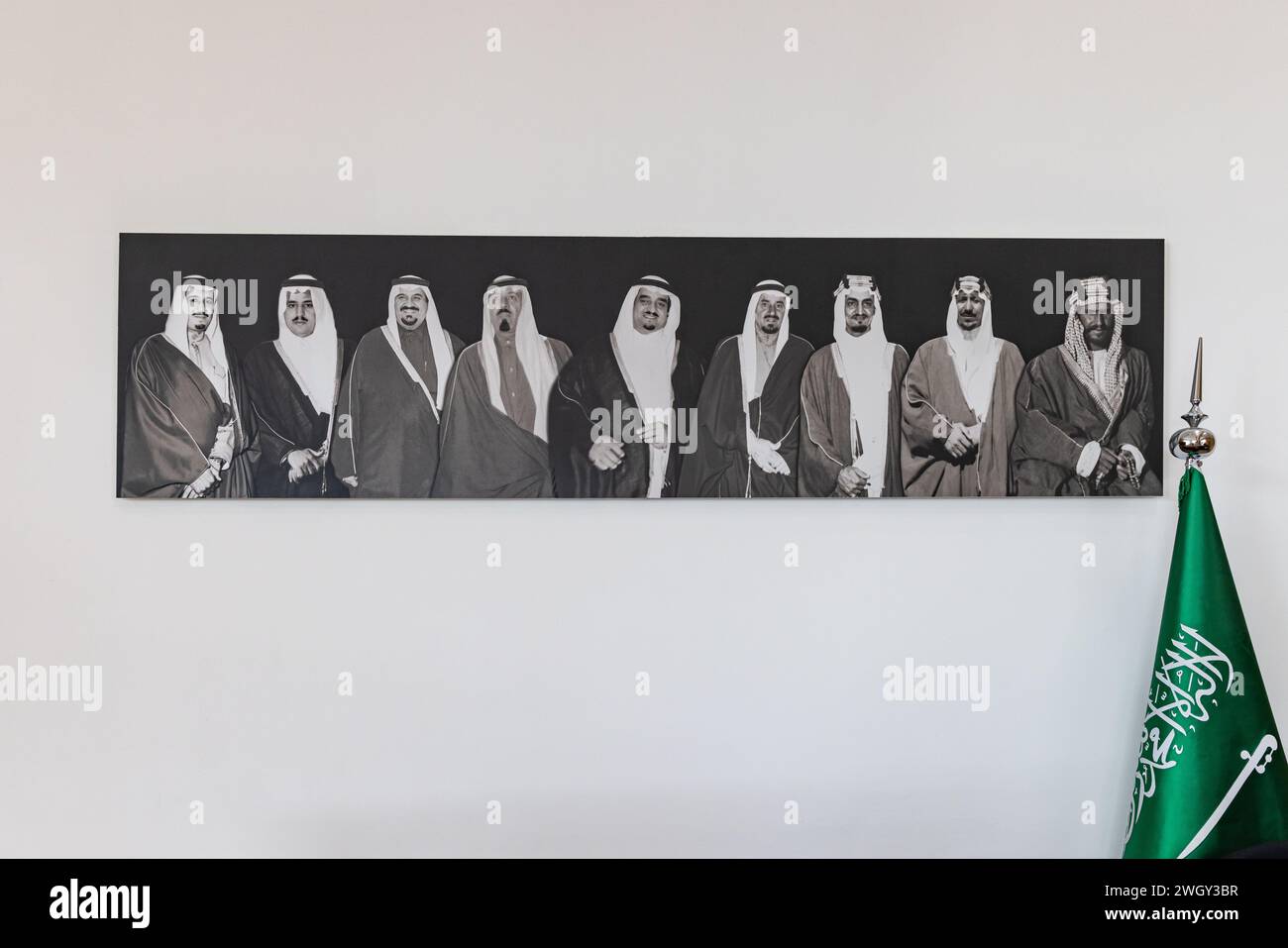 Naher Osten, Saudi-Arabien, Riad. November 2023. Nationalmuseum. Foto der acht Brüder der saudischen Königsfamilie, das Nationalmuseum. Stockfoto