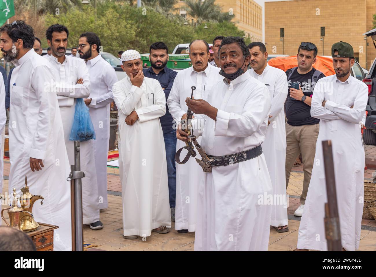Naher Osten, Saudi-Arabien, Riad, Al-Dirah. November 2023. Gruppe saudischer Männer im Souq Al-Zal. Stockfoto