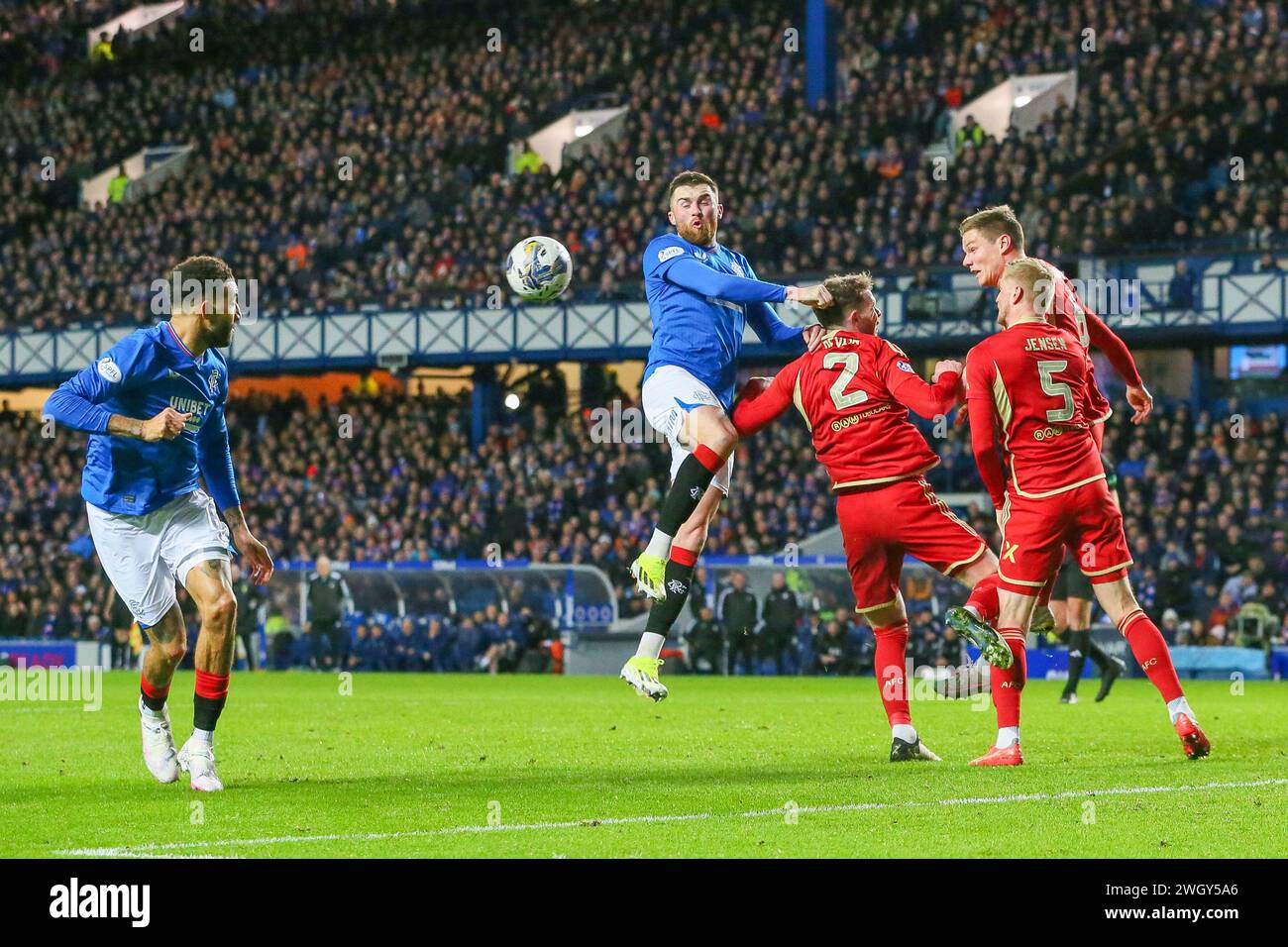 Glasgow, Großbritannien. Februar 2024. Die Rangers spielen im Ibrox Stadium gegen Aberdeen in einem Spiel der schottischen Premiership. Die Rangers liegen jetzt nur noch 3 Punkte hinter Celtic in der Liga, daher ist das Ergebnis für die Rangers wichtig. Aberdeen ernannte NEIL WARNOCK zum Interimsmanager und dies wird sein erstes Spiel sein. Quelle: Findlay/Alamy Live News Stockfoto