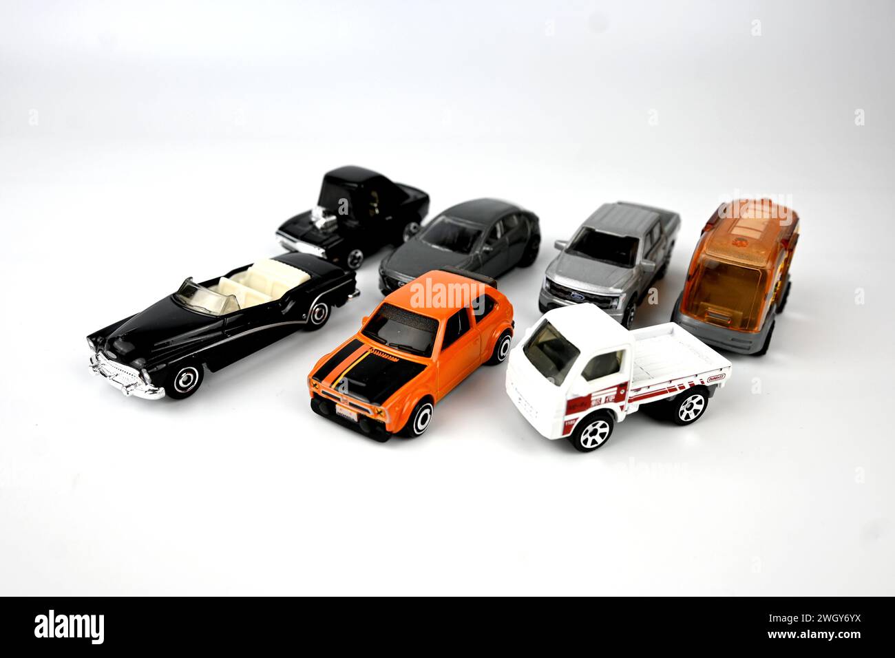 Auswahl an Hot-Wheels-Spielzeugautos auf weißem Hintergrund – Wales, Großbritannien – 6. Februar 2024 Stockfoto