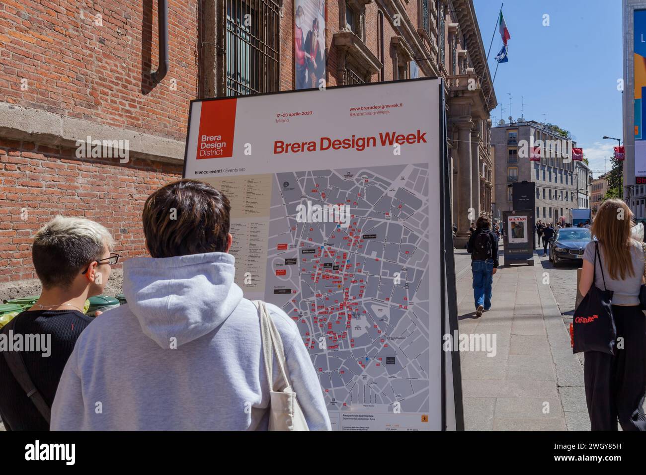 MAILAND, ITALIEN- 04 17 2023: Besucher beobachten die Karte der Design Week im Stadtteil Brera im historischen Zentrum Mailands Stockfoto