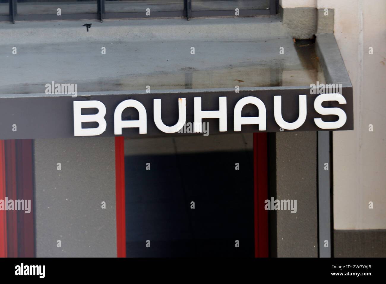 Bauhaus-Logo - das von Walter Gropius entworfene Bauhausgebaeude der Hochschule Anhalt, Dessau (nur für redaktionelle Verwendung). Keine Werbung. Refe Stockfoto