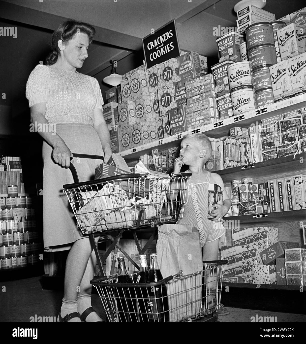 Frau und kleiner Junge, die in einem Lebensmittelgeschäft im Bundeshausprojekt einkaufen, Greenbelt, Maryland, USA, Marjory Collins, Information des U.S. Office of war< Mai 1942 Stockfoto