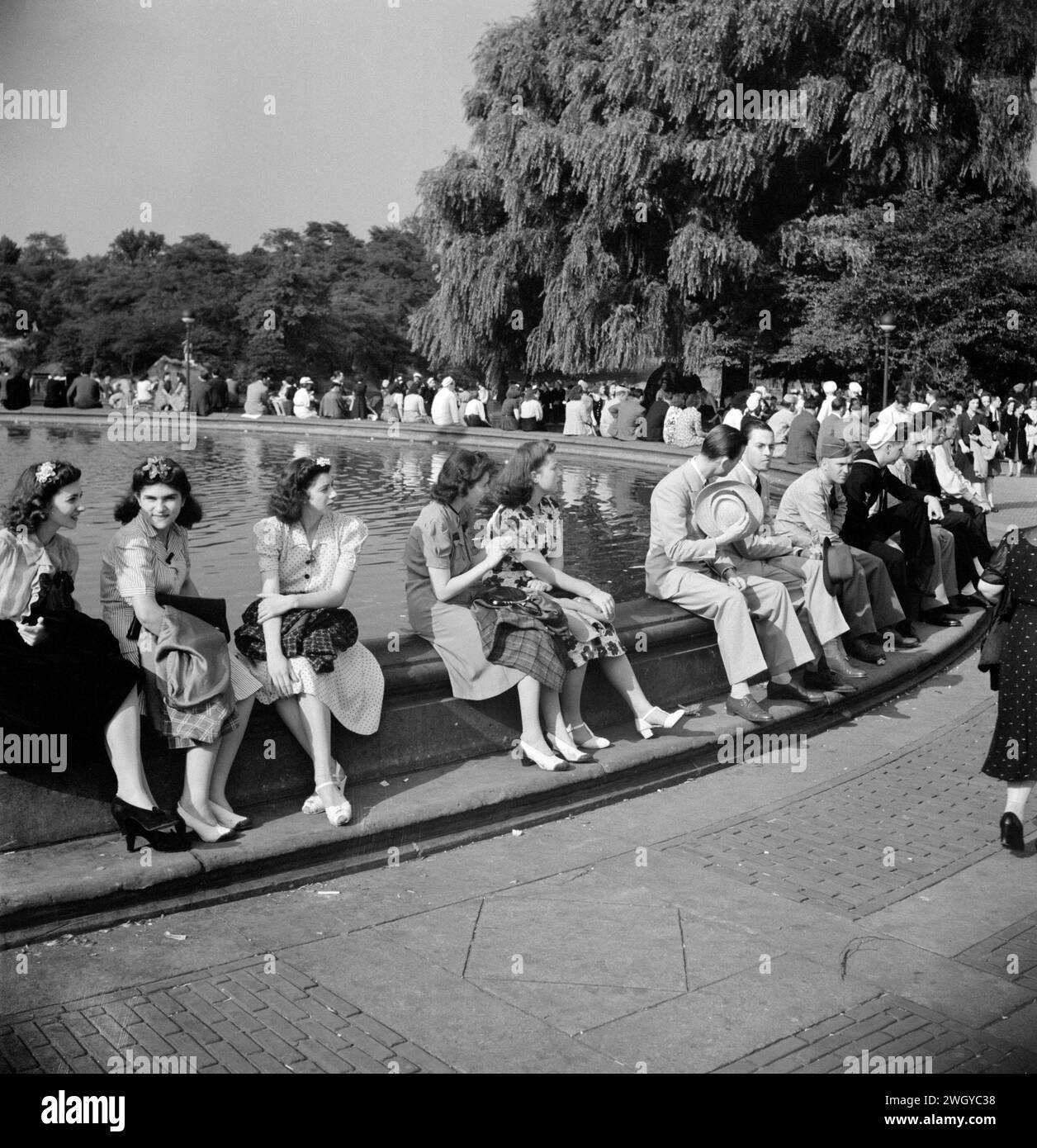 Gruppe von Personen, die um den Mall Fountain, Central Park, New York City, New York, USA, Marjory Collins, U.S. Office of war Information, September 1942 Stockfoto