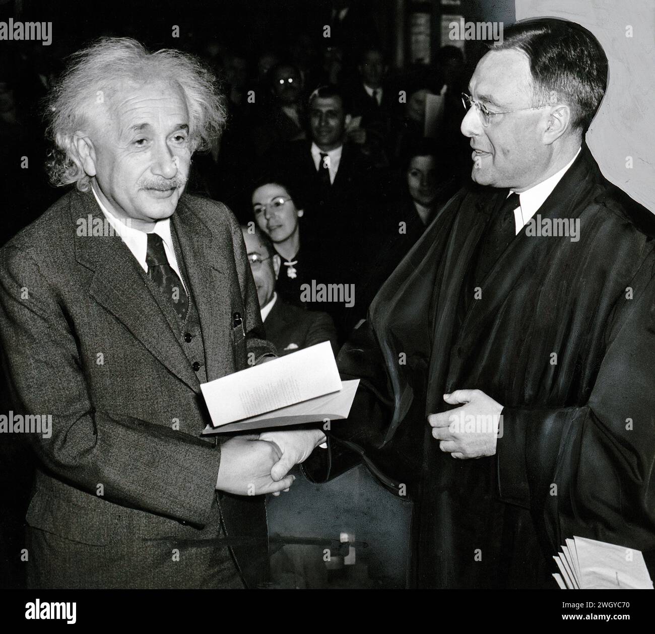 Albert Einstein erhält seine Bescheinigung über die amerikanische Staatsbürgerschaft von Richter Phillip Forman, Trenton, New Jersey, USA, Al Aumuller, New York World-Telegram and the Sun Newspaper Photograph Collection, 1. Oktober 1940 Stockfoto