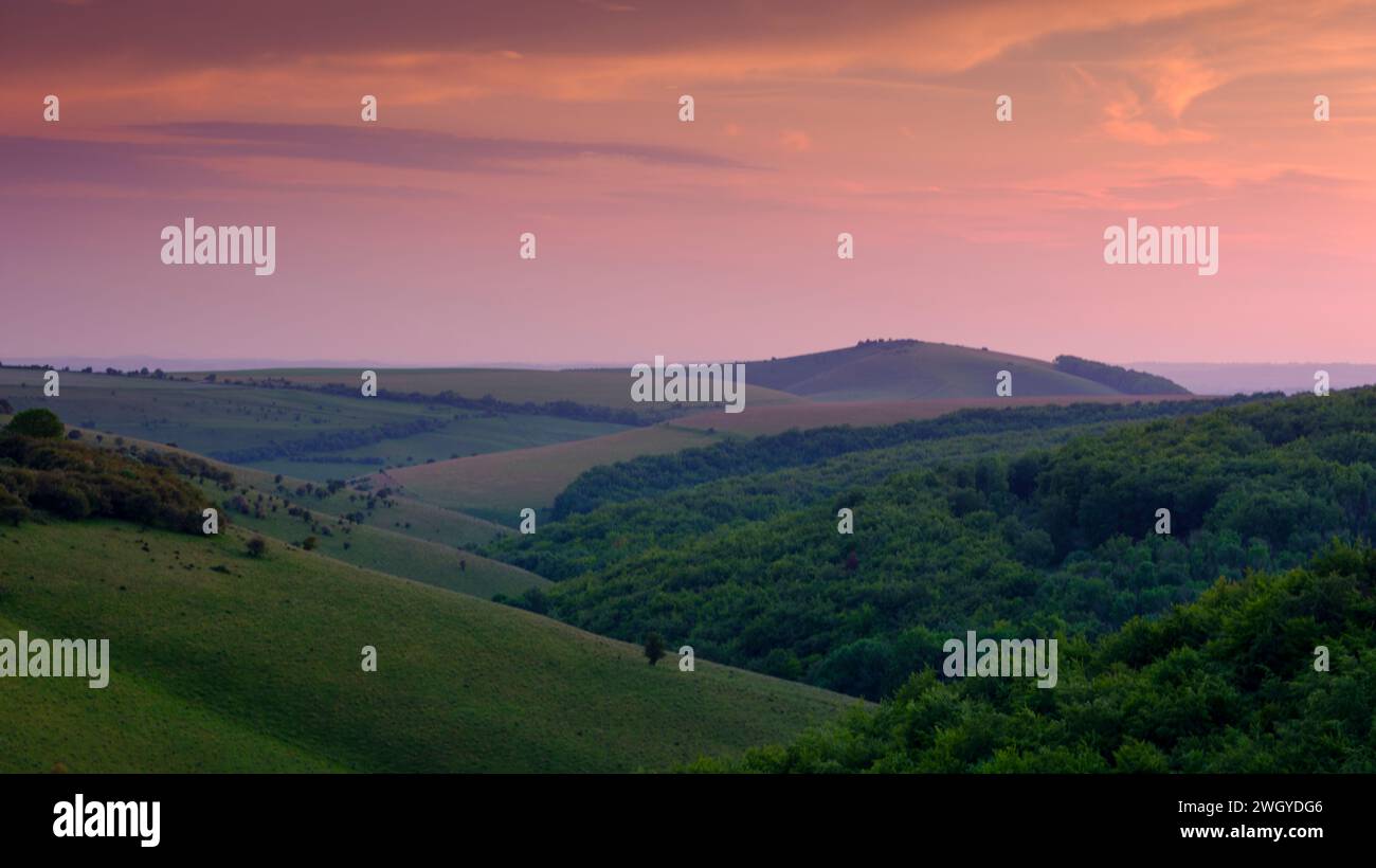 Shaftesbury, Großbritannien – 9. Juni 2023: Sonnenuntergang über Compton Abbas und Melbury Abbas, Cranborne Chase Stockfoto