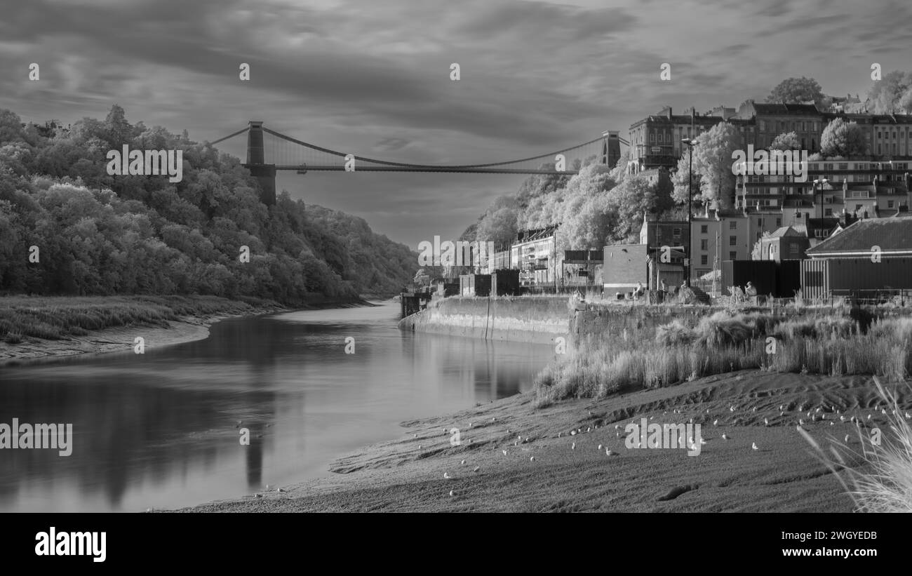 Bristol, Großbritannien – 11. August 2023: Clifton Suspension Bridge, Bristol – IR Study Stockfoto