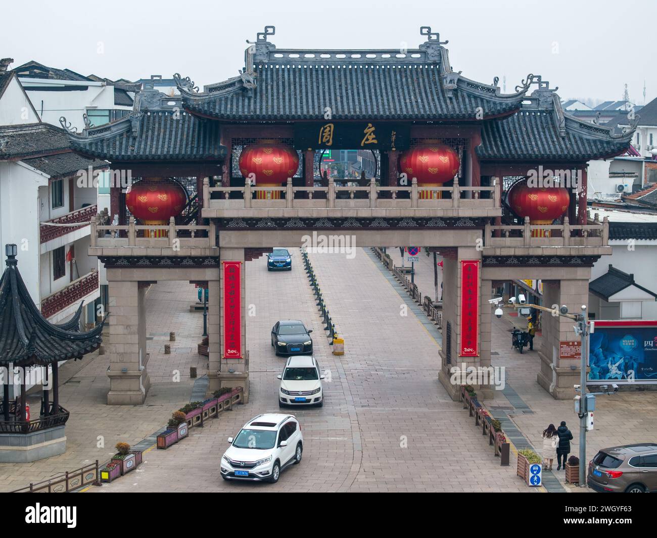 KUNSHAN, CHINA 6. FEBRUAR 2024 Touristen besuchen die antike Stadt
