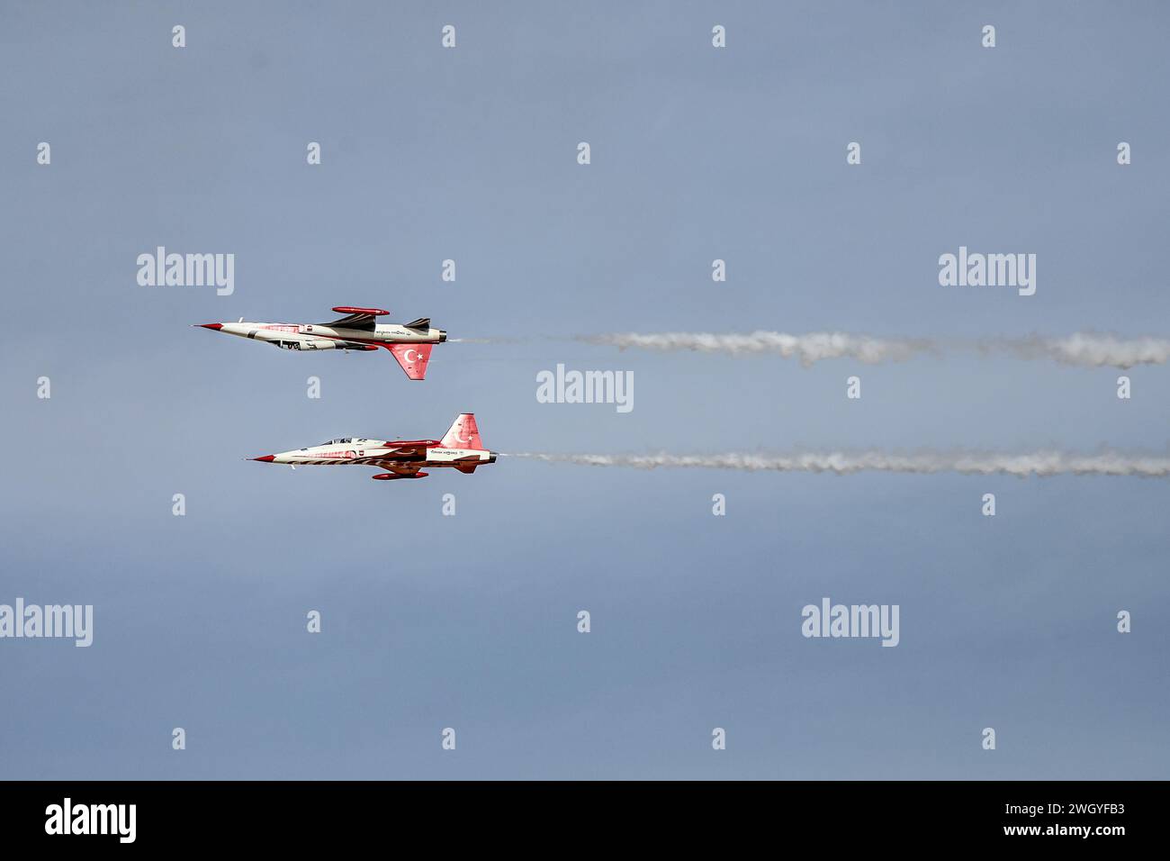 The Turkish Stars, das Kunstflugteam der türkischen Luftwaffe, tritt während der Saudi World Defense Show am 5. Februar 2024 an einem nicht offengelegten Ort im Zentralkommando vor. Die regionalen Partner der USA, die im gesamten Zuständigkeitsbereich des US-Zentralkommandos tätig sind, konzentrieren sich auf den Aufbau dauerhafter Beziehungen über politische, diplomatische, wirtschaftliche und militärische Kanäle, um regionale Bündnisse und kollektive Fähigkeiten zu fördern. (Foto mit freundlicher Genehmigung der US Air Force) Stockfoto