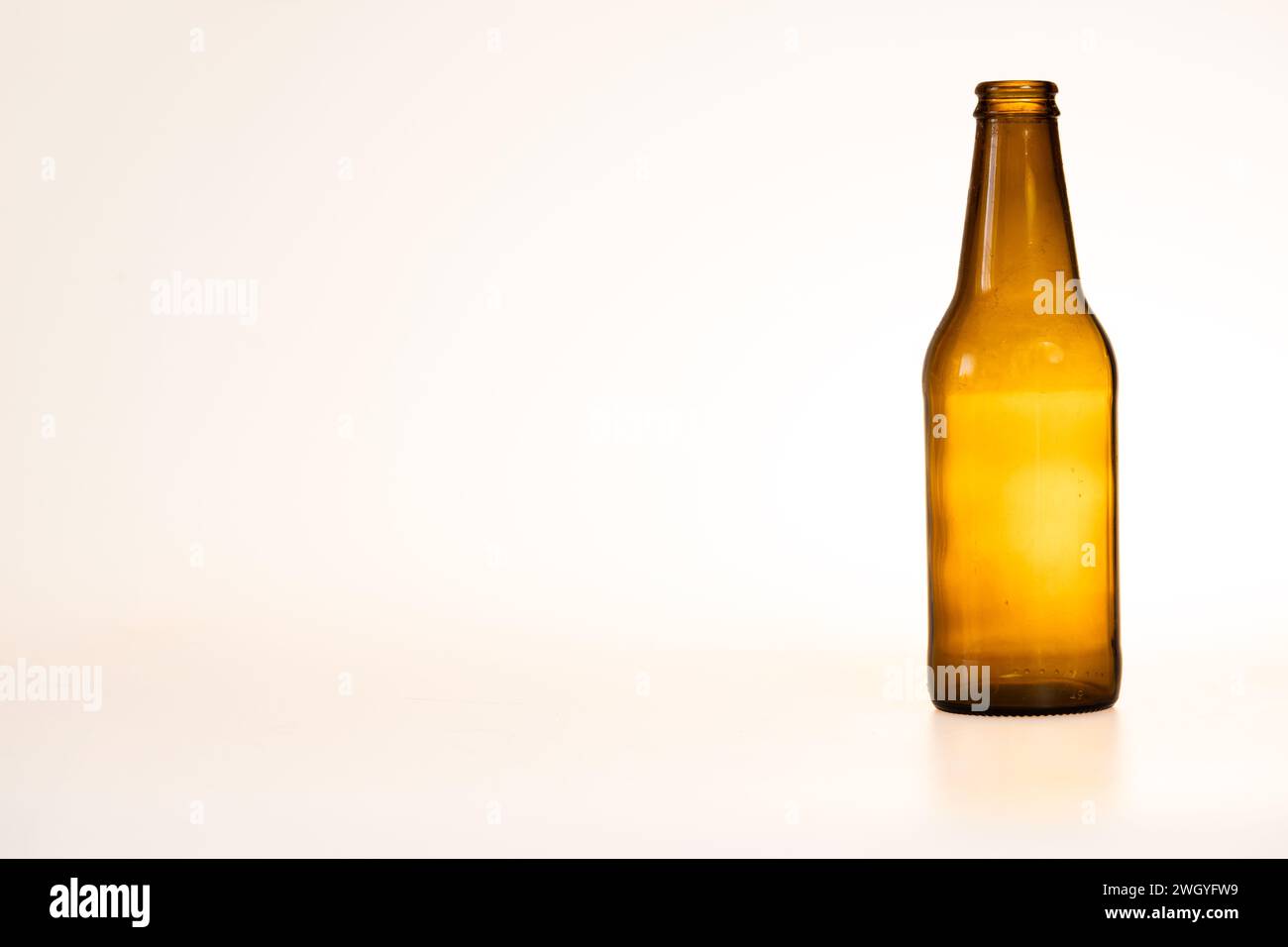 Eine Flasche auf weißem Hintergrund, Recycling Stockfoto