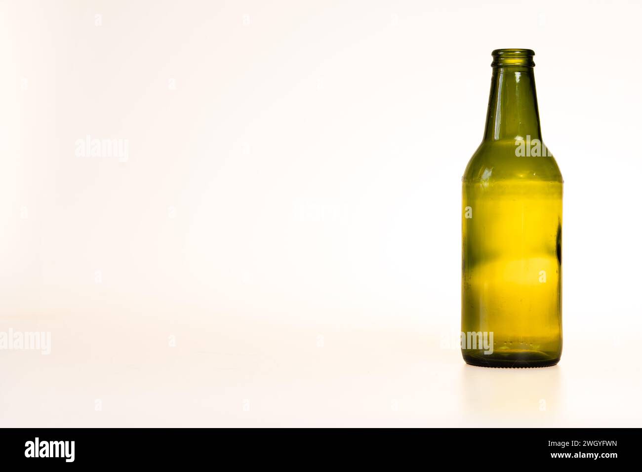 Einzelne grüne Flasche auf weißem Hintergrund, Kopierraum Stockfoto