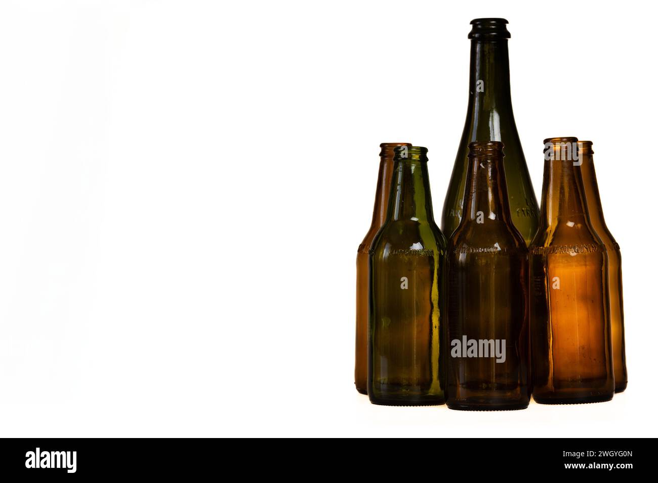 Einige Flaschen, die bereit sind, recycelt zu werden, auf weißem Hintergrund mit Kopierraum Stockfoto