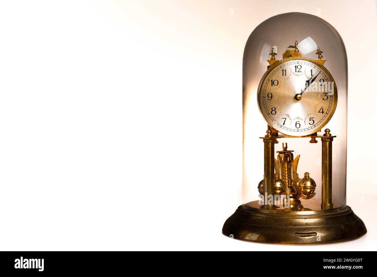 Alte Vintage-Uhr, Kuppeluhr mit weißem Hintergrund und Copyspace, Zeitkonzept Stockfoto