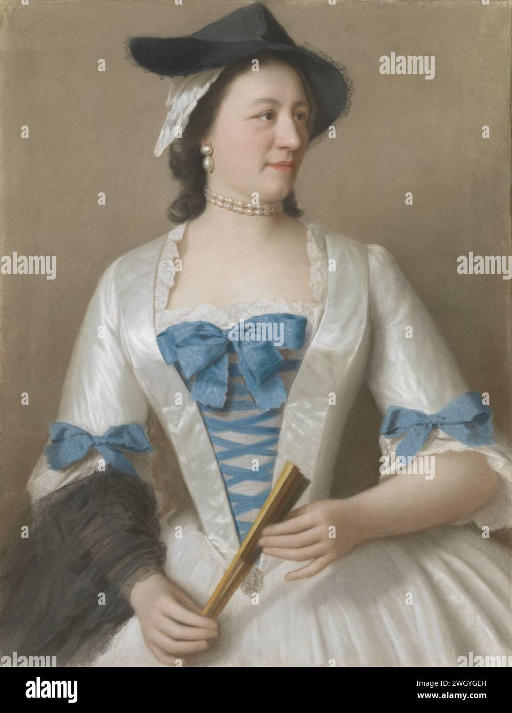 Porträt von Jeanne-Elisabeth Selon, Lady Tyrell, Jean-Etienne Liotard, um 1746 Zeichnung Porträt von Jeanne-Elisabeth Sellon (* 1705). Ehefrau von Sir Charles Tyrell, 7. Baronet of Thornton (Buckinghamshire). Hippiece, stehend, mit dem Kopf nach rechts, gewöhnte sich an einen Fächer in den Händen vor dem Bauch. Pergament (Tiermaterial) historische Personen - BB - Frau. Lüfter Stockfoto