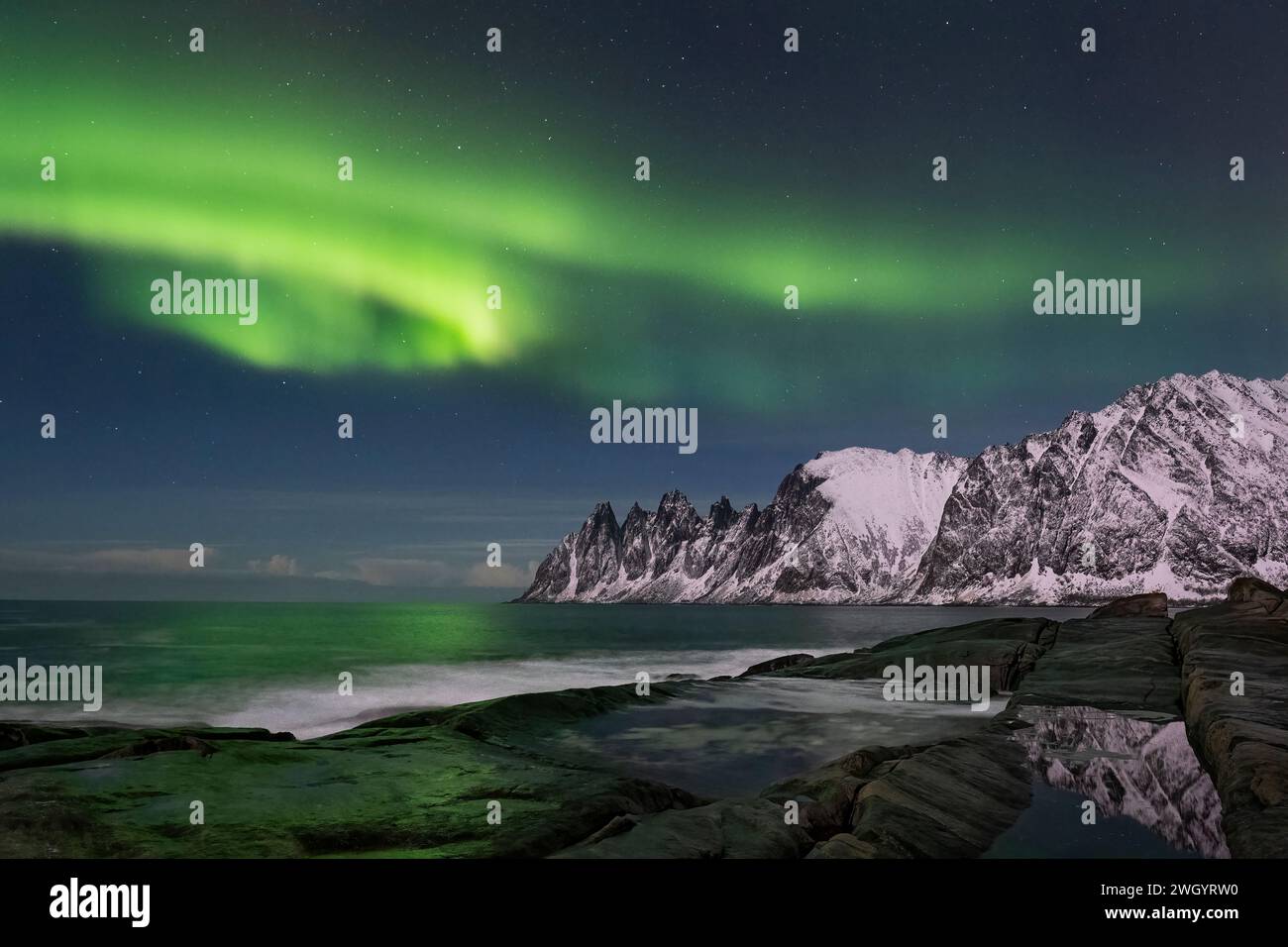 Die Aurora Borealis oder Nordlichter über dem Devils Jaw oder Ramnen Ridge, Tungeneset, Senja, Troms og Finnmark County, Norwegen Stockfoto