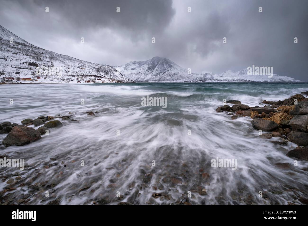 Grotfjord oder Grotfjorden Beach im Winter, Insel Kvaloya, in der Nähe von Tromvik, Troms og Finnmark County, Norwegen, Skandinavien, Europa Stockfoto