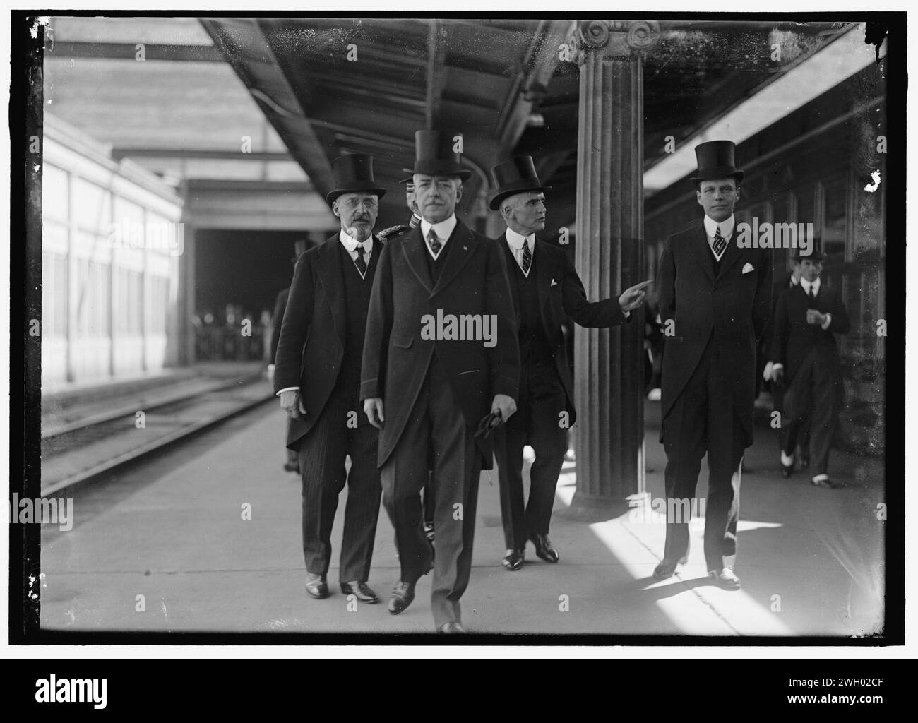 BALFOUR, Arthur James. M.P., O. M., LEITER DER BRITISCHEN KOMMISSION FÜR US-ERWARTUNG SEINER ANKUNFT - AMB. Frühling - REIS; LANSING; F.L. POLK, WILLIAM PHILLIPS Stockfoto