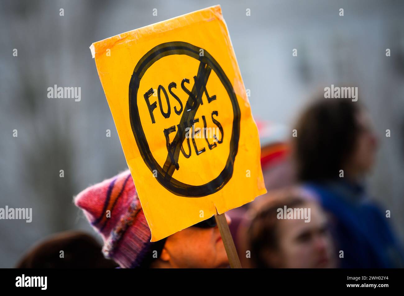 Anti-fossile Brennstoffe unterzeichnen bei einer Kundgebung, die Maßnahmen zur Eindämmung des Klimawandels fordert, Vermont State House, Montpelier, VT, 27. Januar, 2024. Stockfoto