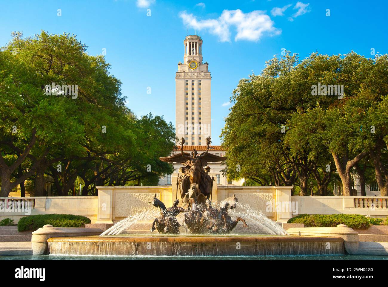 University of Texas at Austin - Littlefield Fountain (Skulptur) von Pompeo Coppini in 1933 und 307 m hoher UT Tower in Austin, Texas Stockfoto