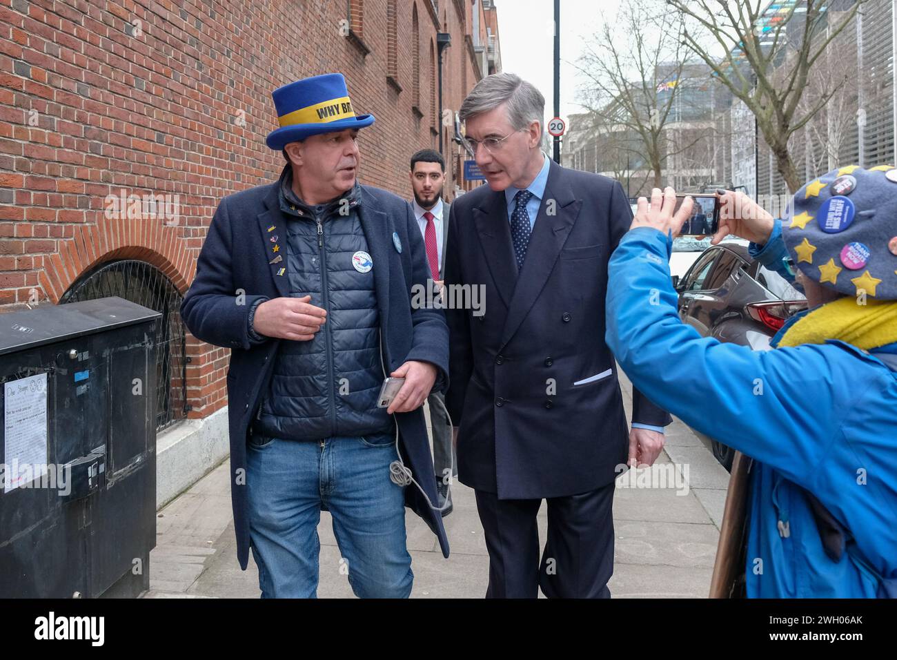 London, UK, 6. Februar 2024. Jacob Rees-Mogg verlässt das Emmanuel-Zentrum, nachdem er an der populären Auftaktveranstaltung zum Konservatismus teilgenommen hatte. Der ehemalige Kabinettsminister debattiert mit dem Anti-Brexit-Aktivisten Steve Bray. Quelle: Eleventh Photography/Alamy Live News Stockfoto