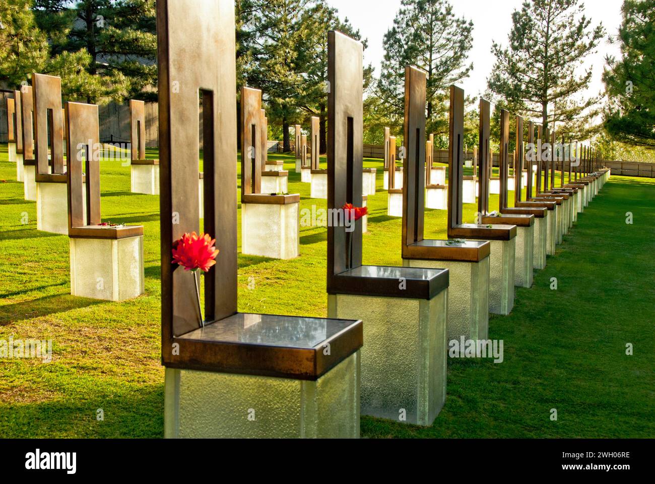 „Field of Empty Chairs“ im Oklahoma City National Memorial repräsentiert die 168 Toten, die bei der Bombardierung des Federal Building am 19. April 1995 ums Leben kamen Stockfoto