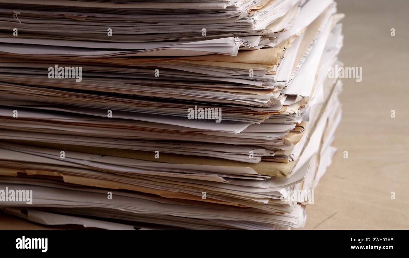 Ein sehr großer Stapel Papier. Frist, Büroüberlastung, Bürokratie, Papierkram Stockfoto