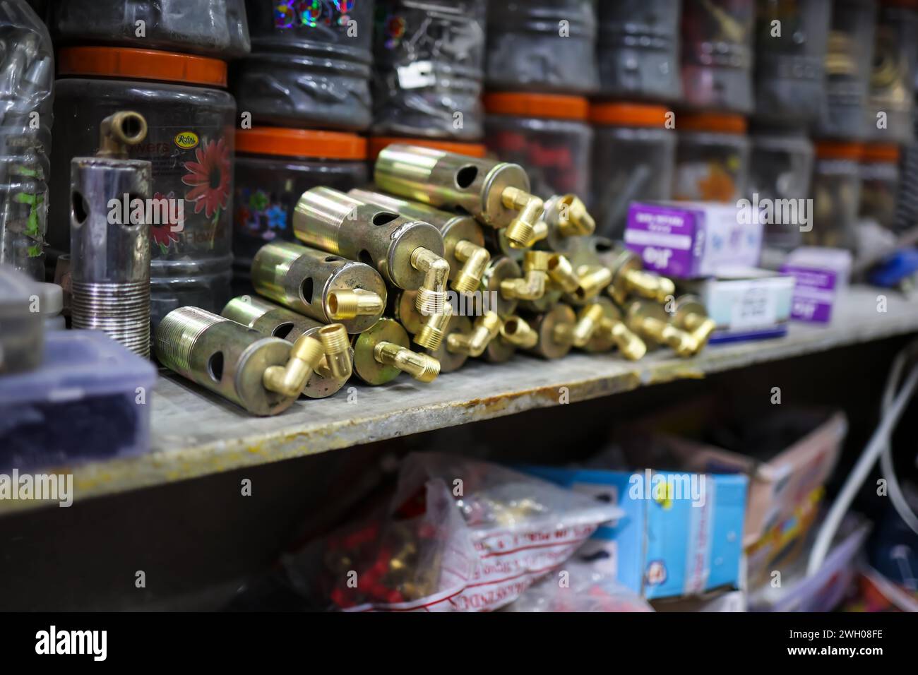 Muttern, Schrauben und Gasreparaturartikel werden im Einzelhandel zum Verkauf aufbewahrt Stockfoto